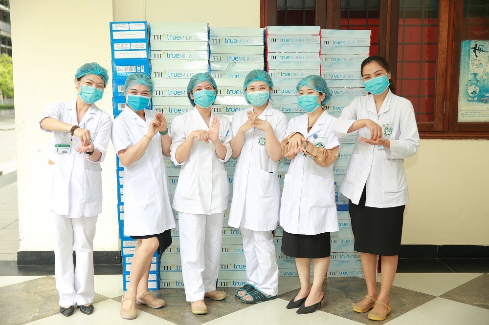 Những h&igrave;nh ảnh b&agrave;y tỏ quyết t&acirc;m của nh&acirc;n vi&ecirc;n y tế Bạch Mai thả tim, m&ocirc; phỏng động t&aacute;c rửa tay&hellip; c&oacute; sức truyền cảm hứng tới người d&acirc;n cả nước.