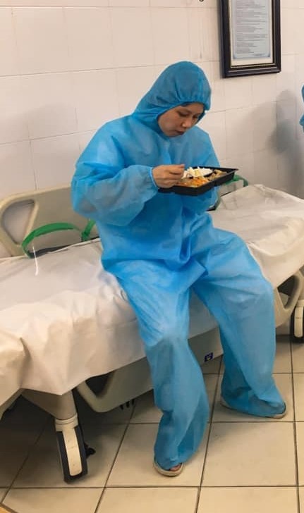 Những bữa ăn rất vội&hellip; Sau nhiệm vụ cứu người đầy cao cả, vất vả l&agrave; những bữa ăn vội v&atilde; của c&aacute;n bộ, nh&acirc;n vi&ecirc;n y tế...