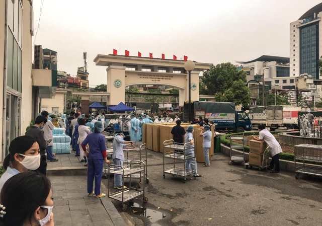 C&aacute;c y, b&aacute;c sĩ , nh&acirc;n vi&ecirc;n y tế kh&ocirc;ng đơn độc khi &ldquo;chiến đấu&rdquo; chống lại đại dịch Covid-19.