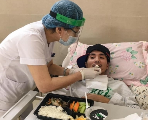 Ấm lòng những hình ảnh từ bệnh viện “nội bất xuất, ngoại bất nhập”