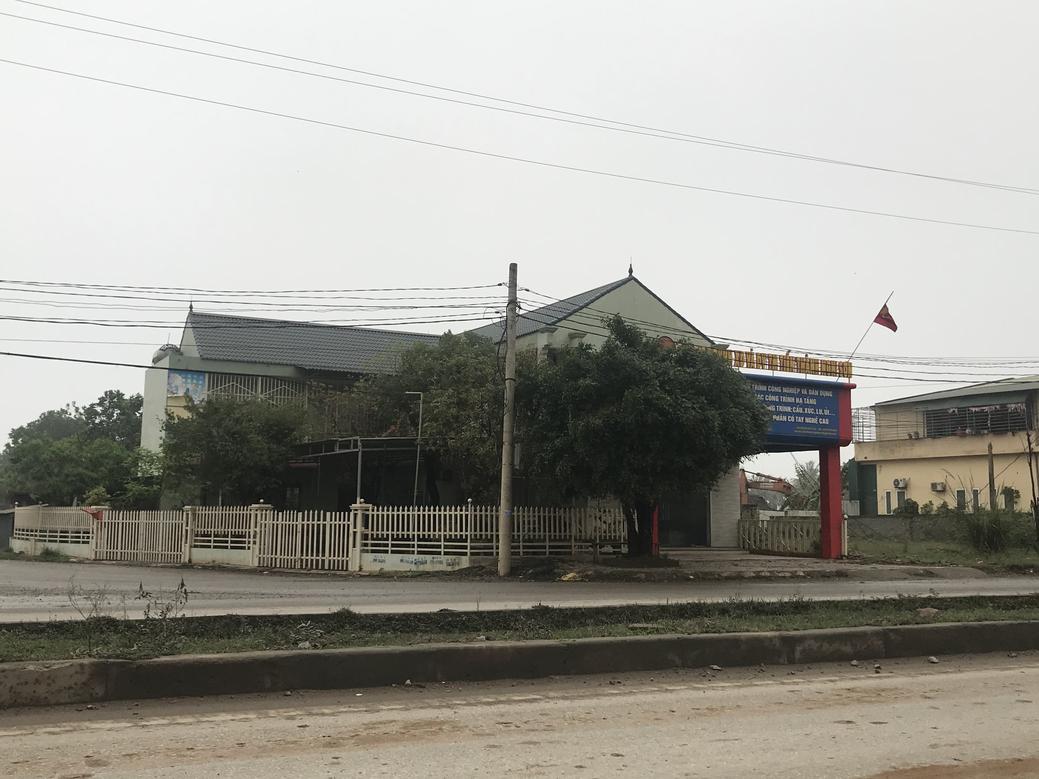 B&agrave; L&ecirc; Thị H&ograve;a c&ograve;n l&agrave; chủ nh&acirc;n của nhiều c&ocirc;ng tr&igrave;nh nh&agrave; ki&ecirc;n cố, diện t&iacute;ch h&agrave;ng trăm m&eacute;t vu&ocirc;ng x&acirc;y tr&aacute;i ph&eacute;p tr&ecirc;n đất rừng ph&ograve;ng hộ, dọc QL 513 địa phận th&ocirc;n Nam Yến, x&atilde; Hải Yến, huyện Tĩnh Gia