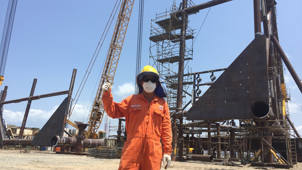 Anh Nguyễn Trường Sơn, Thợ điện Gi&agrave;n n&eacute;n kh&iacute; trung t&acirc;m &ndash; X&iacute; nghiệp Khai th&aacute;c c&aacute;c C&ocirc;ng tr&igrave;nh kh&iacute; c&ugrave;ng đồng nghiệp tr&ecirc;n Gi&agrave;n n&eacute;n kh&iacute; trung t&acirc;m(Vietsovpetro).