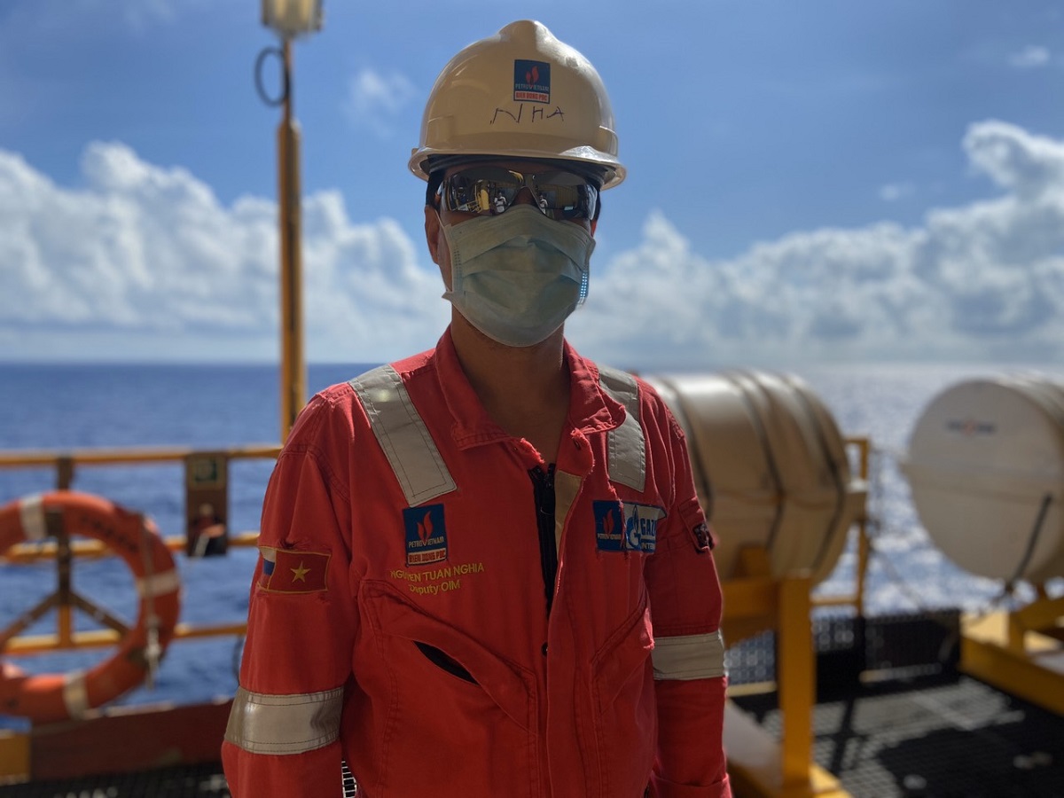 Kỹ sư vận h&agrave;nh tại ph&ograve;ng điều khiển Trung t&acirc;m Nh&agrave; m&aacute;y Lọc dầu Dung Quất