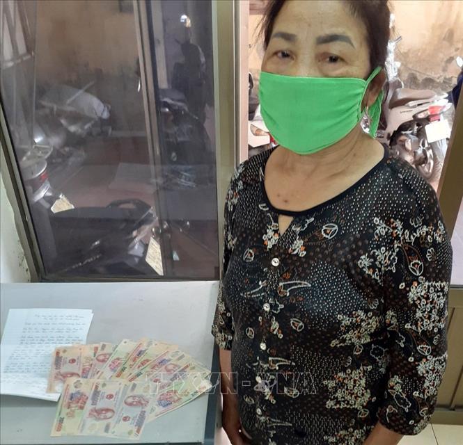 B&agrave; Nguyễn Thị Luyến (71 tuổi) ủng hộ 3 triệu đồng cho c&ocirc;ng t&aacute;c ph&ograve;ng, chống dịch COVID-19 từ tiền nhặt giấy vụn, vỏ chai. Ảnh: TTXVN ph&aacute;t