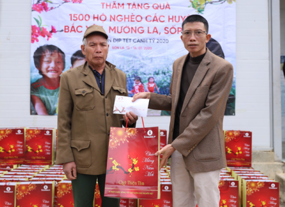 Tặng qu&agrave; NCT ngh&egrave;o x&atilde; Mường V&agrave;.