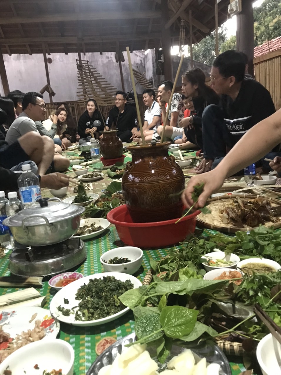 Du kh&aacute;ch thưởng thức ẩm thực d&acirc;n tộc Bahnar