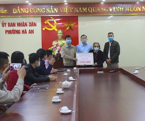 Mẹ VNAH Nguyễn Thị Ngăn trao số tiền 5 triệu đồng cho UBND phường để ph&ograve;ng chống dịch Covid-19