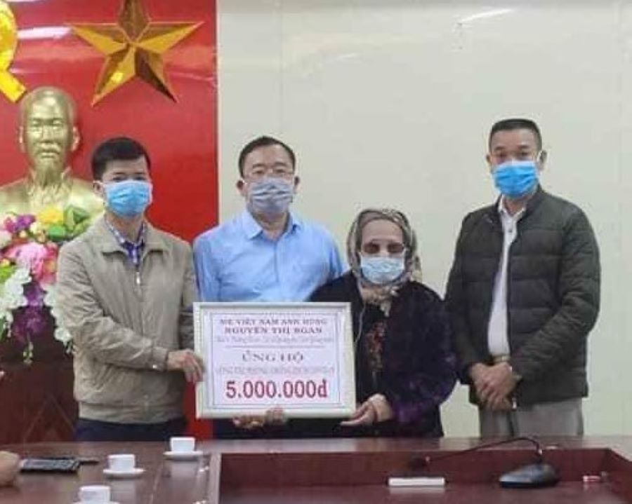 Mẹ VNAH Nguyễn Thị Ngăn ủng hộ ph&ograve;ng chống dịch Covid-19