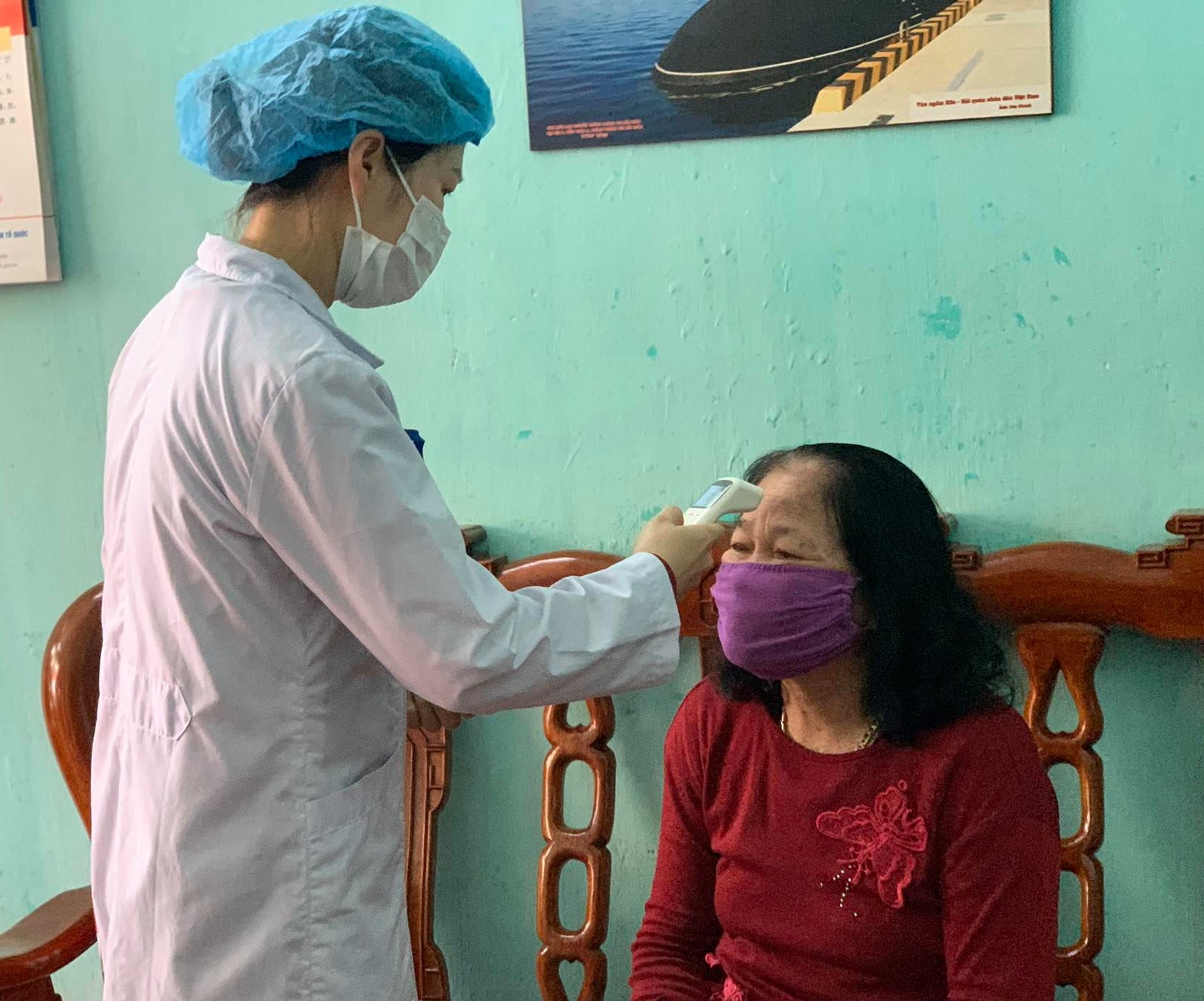 Chăm s&oacute;c sức khỏe cho NCT tại nh&agrave; trong m&ugrave;a dịch ở tỉnh Quảng Ninh. Ảnh IT