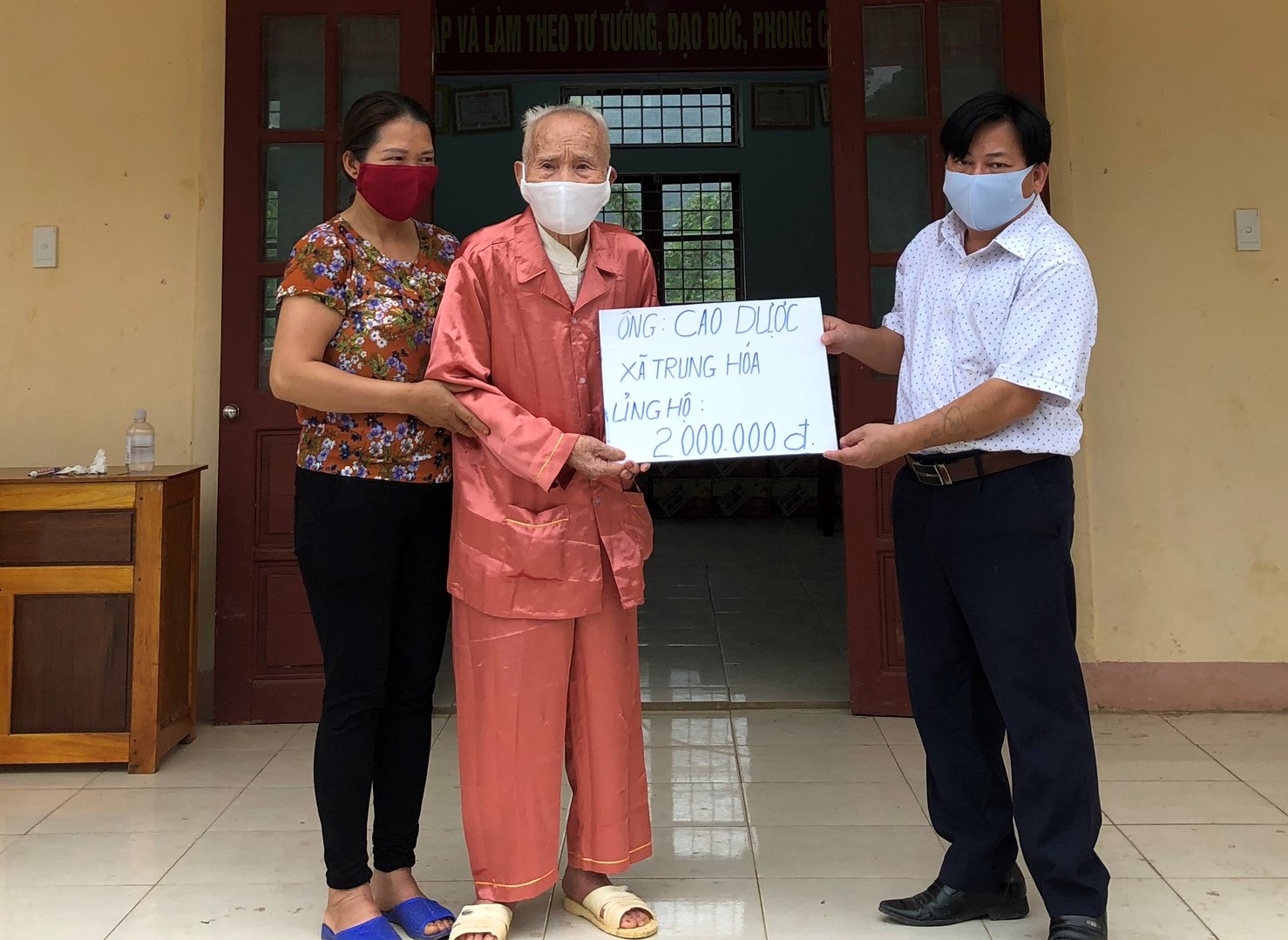 Cụ Cao Dược 104 tuổi, ủng hộ ph&ograve;ng chống dịch Covid-19.