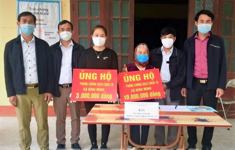 Cụ Nguyễn Thị B&aacute;u d&ugrave;ng tiền trợ cấp NCT ủng hộ chống dịch Ảnh TTXVN