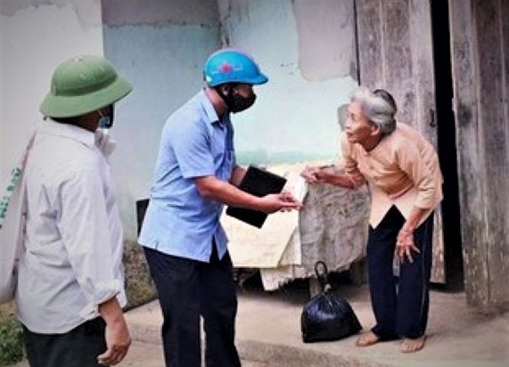 Cụ L&ecirc; Thị Thanh b&aacute;n g&agrave; lấy tiền ủng hộ quỹ ph&ograve;ng chống dịch. Ảnh IT