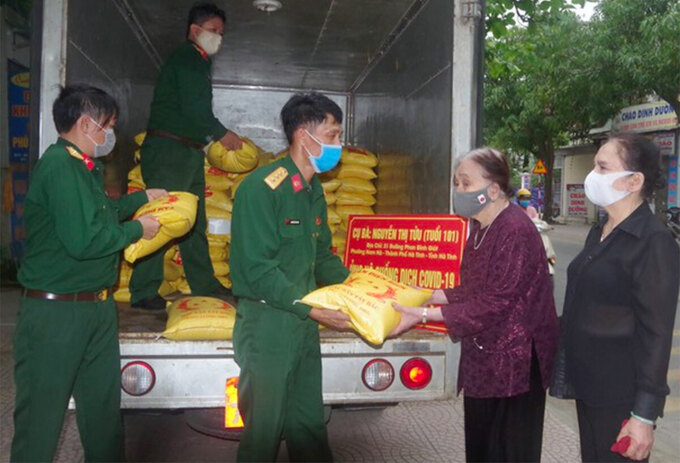 Cụ Nguyễn Thị Tửu 101 tuổi tặng 2 gấn gạo cho bộ đội