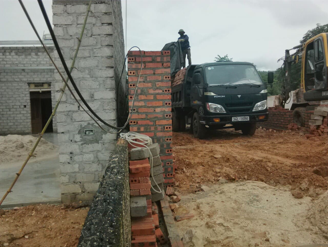 Mặc d&ugrave; đất đang tranh chấp, nhưng gia đ&igrave;nh &ocirc;ng Phạm Thanh Xu&acirc;n v&agrave; b&agrave; Nguyễn Thị Loan vẫn