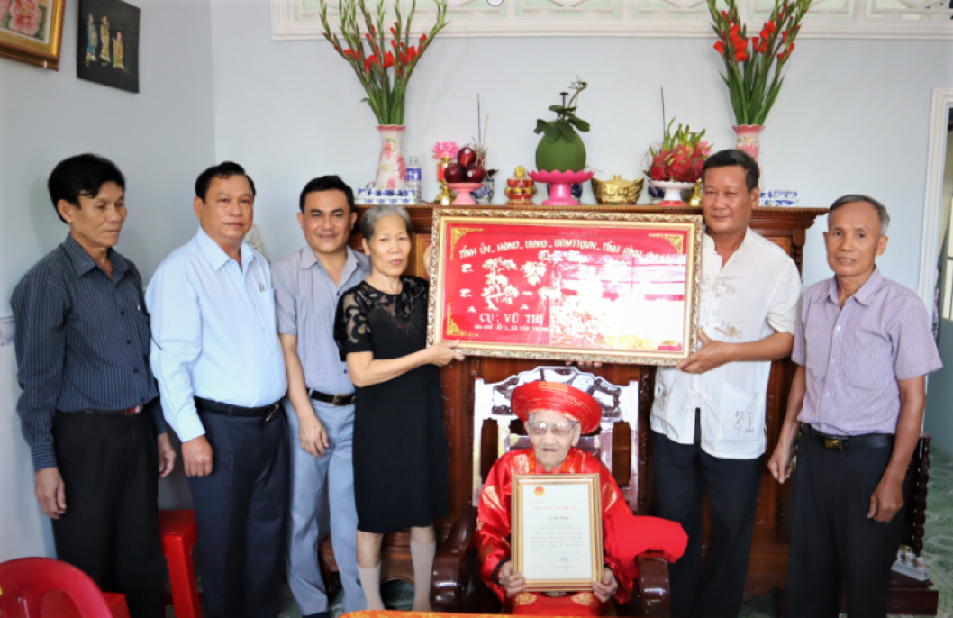 Tặng qu&agrave; mừng thọ NCT TP Đồng Xo&agrave;i