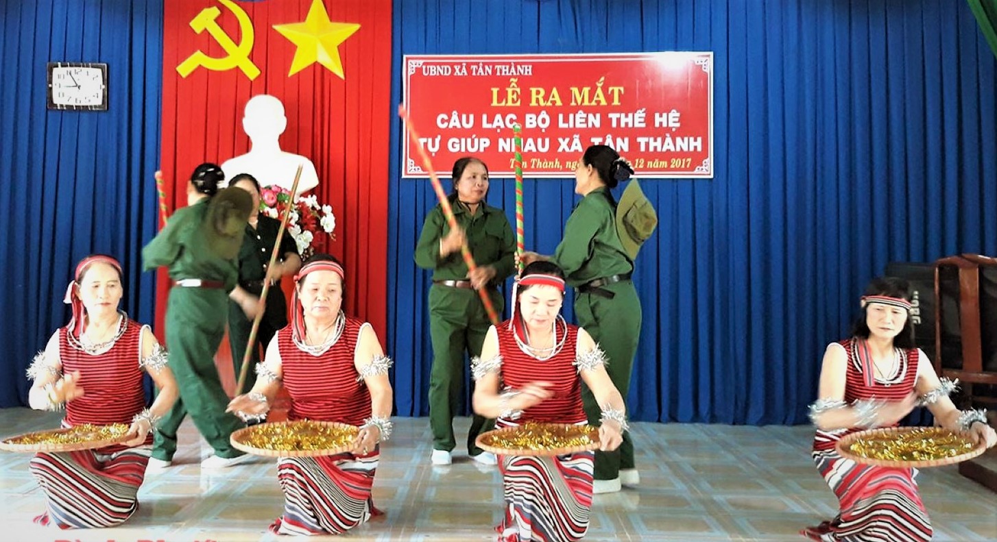 Tiết mục của CLB Li&ecirc;n thế hệ tự gi&uacute;p nhau ở TP Đồng Xo&agrave;i. Ảnh IT