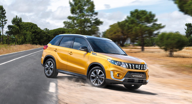 Về thiết kế ngoại thất, c&oacute; thể n&oacute;i nh&agrave; sản xuất chỉ tập trung n&acirc;ng cấp phần đầu xe. Dễ nhận thấy nhất ch&iacute;nh l&agrave; sự thay đổi tr&ecirc;n lưới tản nhiệt với 6 thanh dọc mạ chrome ở 2 b&ecirc;n logo Suzuki. Phần đầu xe c&agrave;ng trở n&ecirc;n bắt mắt hơn khi cả trước t&aacute;i thiết kế, g&oacute;c cạnh hơn v&agrave; được viền chrome trang tr&iacute;. Xe trang bị đ&egrave;n sương m&ugrave; v&agrave; đ&egrave;n LED ban ng&agrave;y. Tr&aacute;i ngược lại với đầu xe, đu&ocirc;i xe kh&ocirc;ng c&oacute; nhiều thay đổi, nh&agrave; sản xuất chỉ n&acirc;ng cấp đ&egrave;n hậu l&ecirc;n dạng LED.