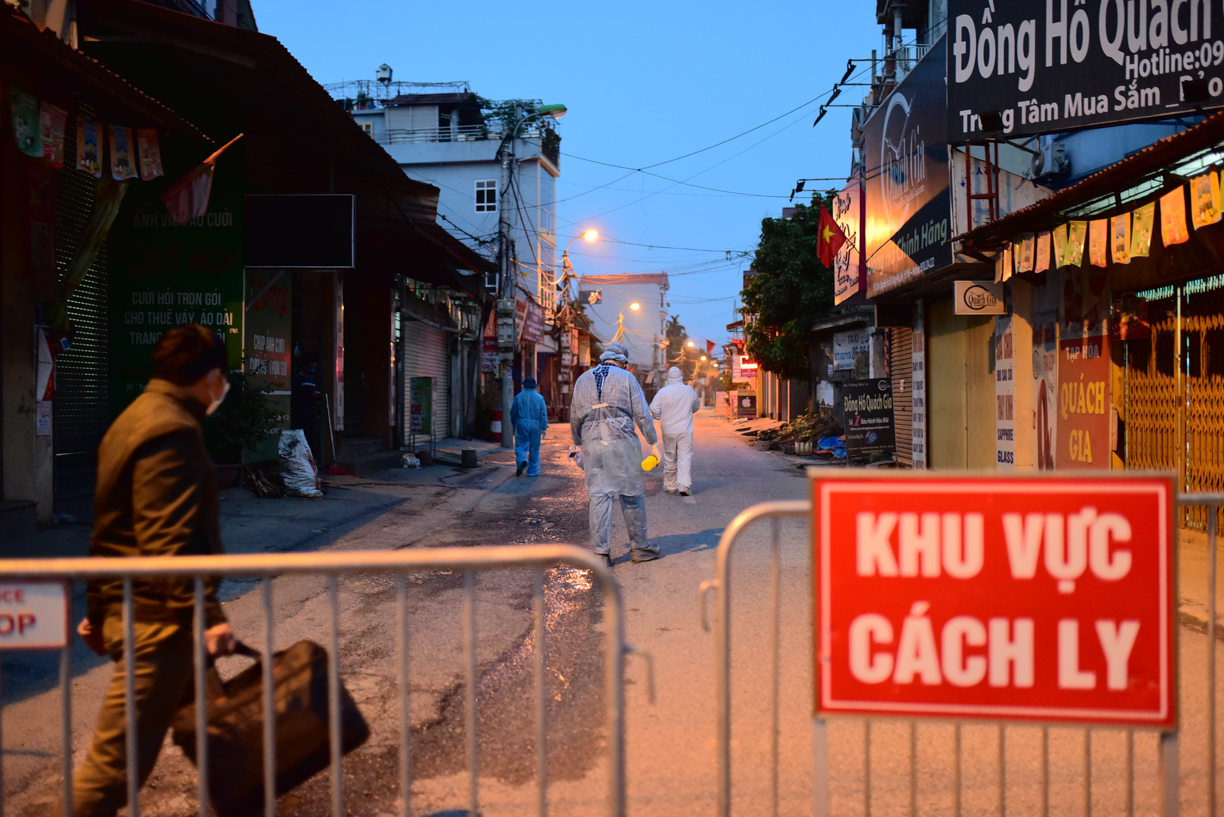 Để hạn chế tối đa sự l&acirc;y nhiễm, UBND huyện M&ecirc; Linh đ&atilde; phải ra quyết định phong tỏa th&ocirc;n Hạ L&ocirc;i 28 ng&agrave;y.