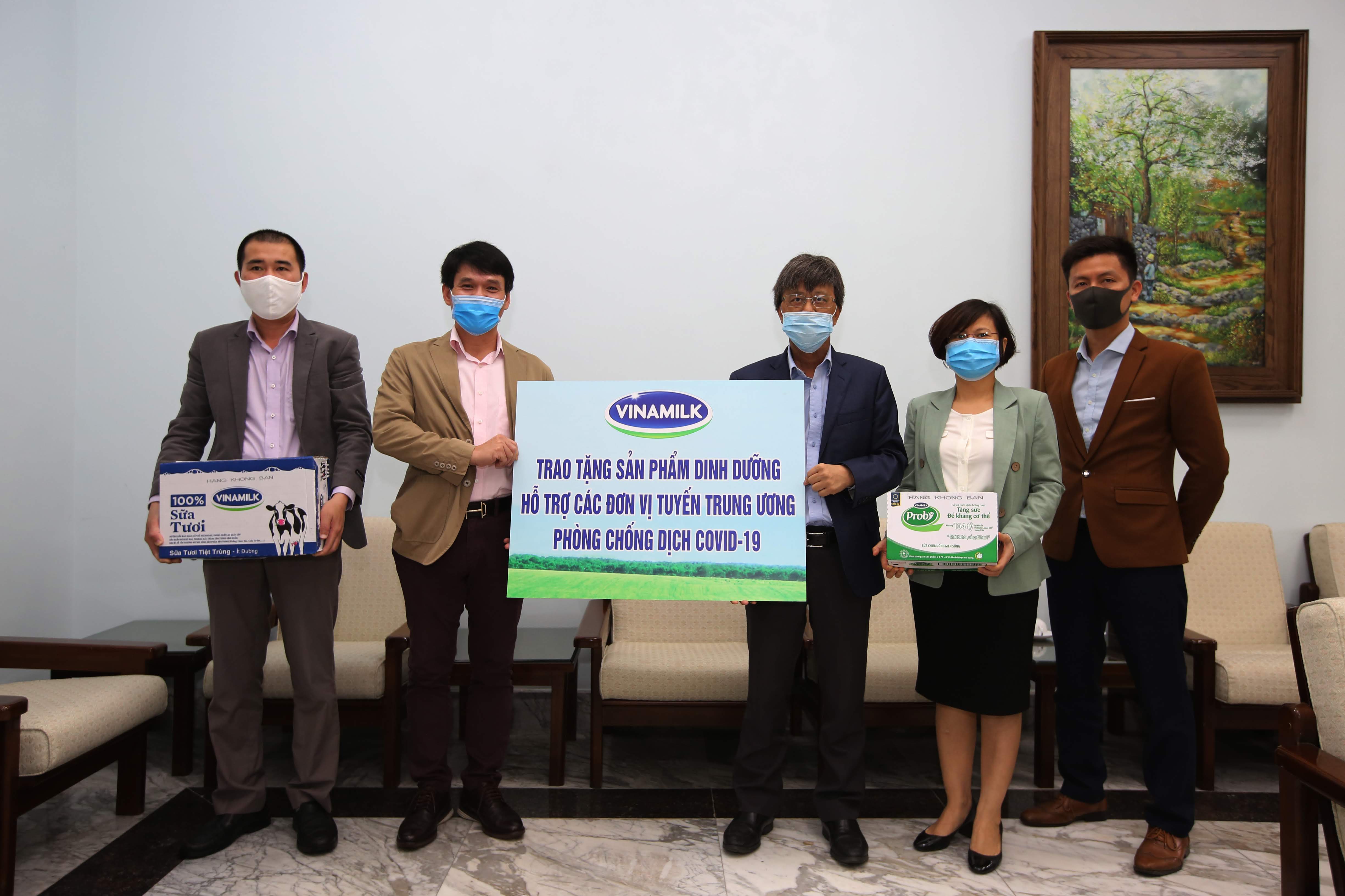 GS.TS Đặng Đức Anh - Viện trưởng Viện Vệ sinh dịch tễ Trung ương (b&ecirc;n phải) đại diện nhận t&agrave;i trợ từ &ocirc;ng Phạm Tuy&ecirc;n &ndash; Gi&aacute;m đốc Kinh doanh Nội địa Vinamilk (b&ecirc;n tr&aacute;i)