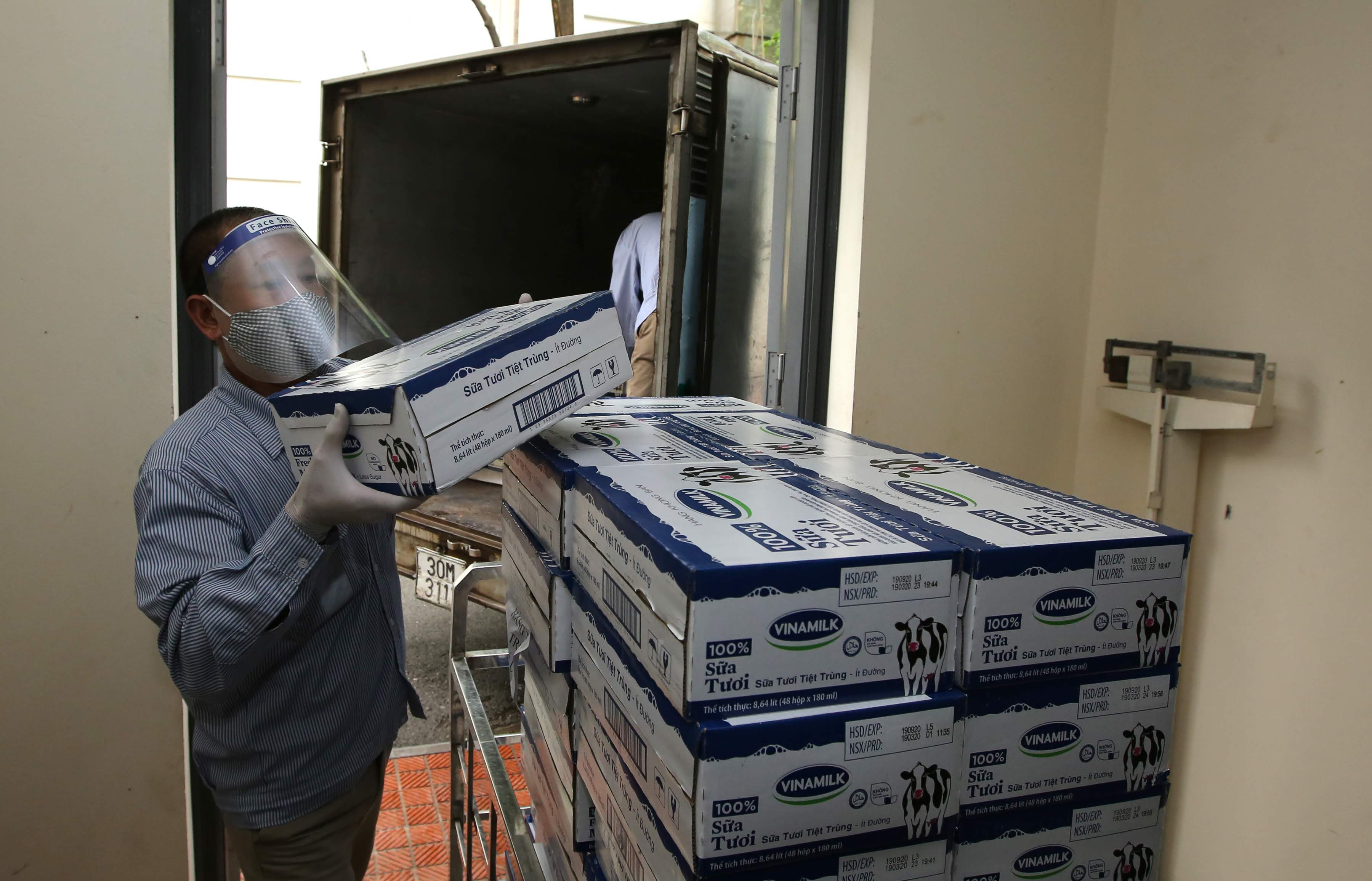 Hơn 20.000 sản phẩm sữa đ&atilde; được Vinamilk gửi tặng đến c&aacute;c c&aacute;n bộ, nh&acirc;n vi&ecirc;n, chuy&ecirc;n vi&ecirc;n của Viện Vệ sinh dịch tễ Trung ương đang h&agrave;ng ng&agrave;y chiến đấu với dịch Covid-19
