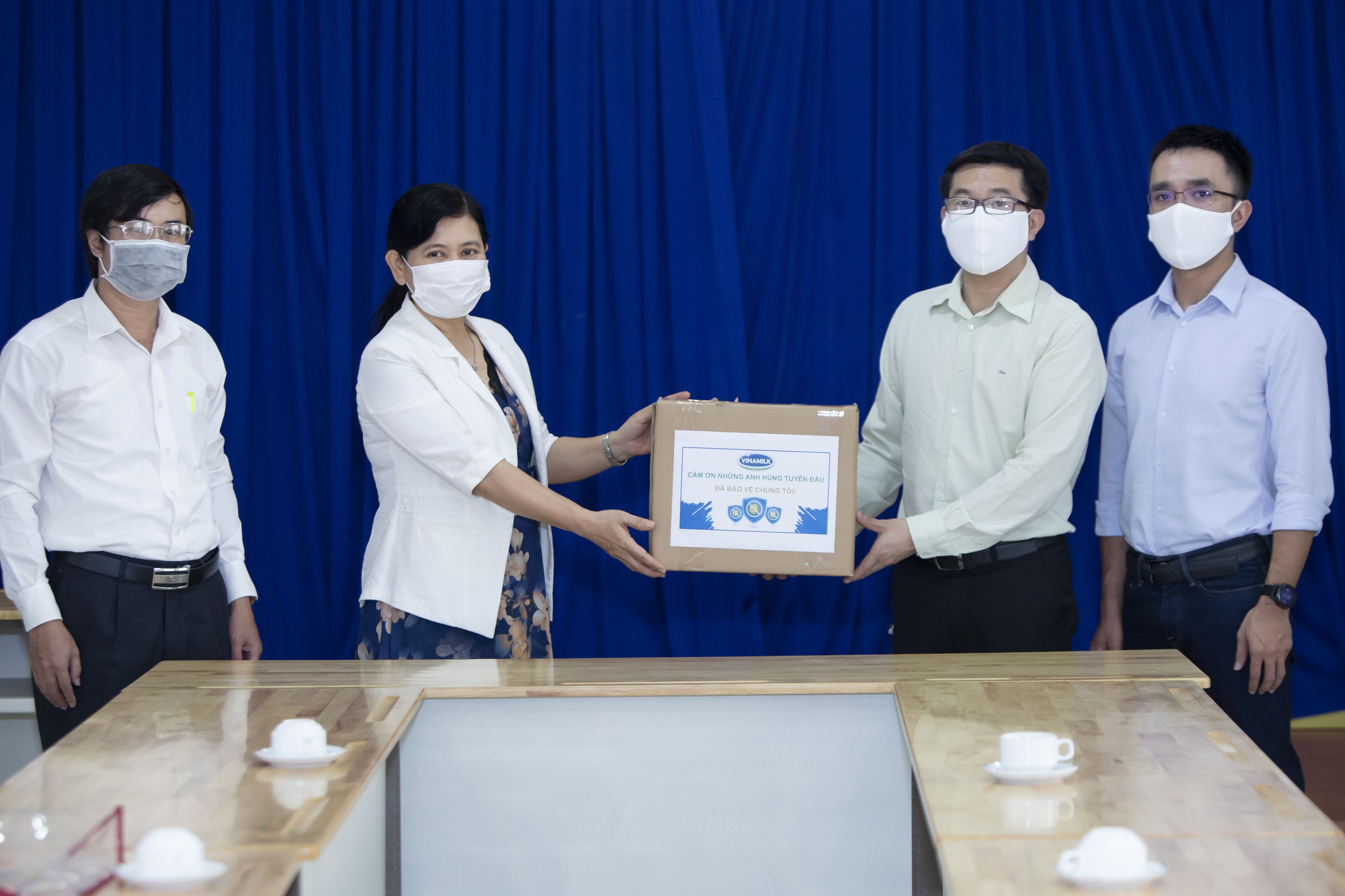 Vinamilk trao tặng cho Sở Y tế TP.HCM 2.000 bộ đồ bảo hộ c&ugrave;ng 1.000 c&aacute;i khẩu trang chuy&ecirc;n dụng để hỗ trợ c&aacute;c nh&acirc;n vi&ecirc;n y tế v&agrave; c&aacute;c y b&aacute;c sĩ tuyến đầu ph&ograve;ng, chống dịch