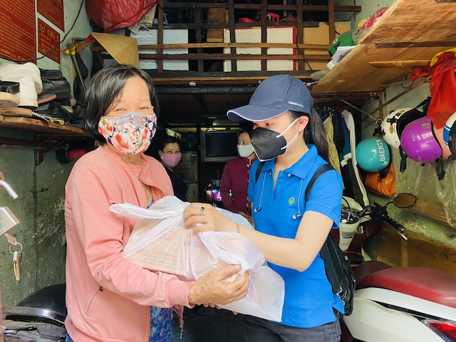 Một trong những người d&acirc;n mưu sinh bằng c&ocirc;ng việc b&aacute;n v&eacute; số vui mừng khi nhận được sự quan t&acirc;m của x&atilde; hội trong m&ugrave;a đại dịch