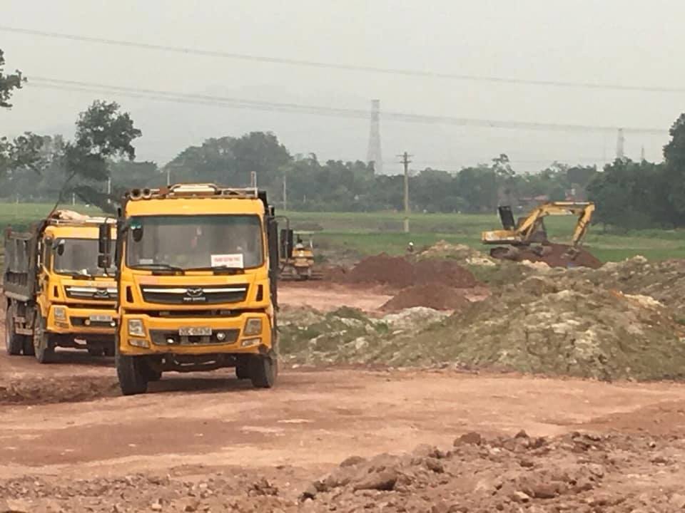 Những xe tải, m&aacute;y x&uacute;c hoạt động rầm rộ tại dự &aacute;n