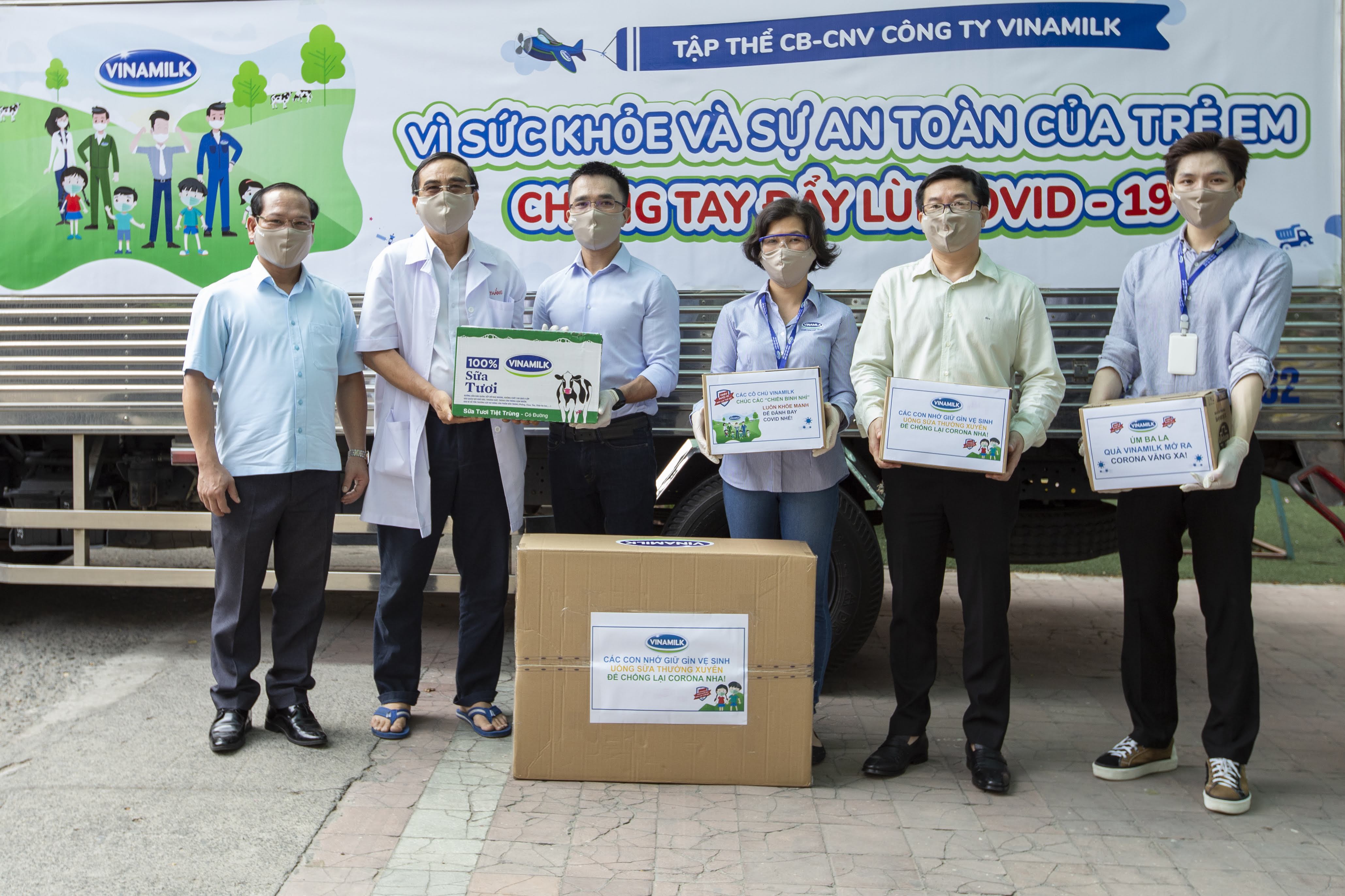 Đại diện Vinamilk trao tặng sữa, khẩu trang v&agrave; x&agrave; ph&ograve;ng rửa tay cho Gi&aacute;m đốc Trung t&acirc;m Phục hồi chức năng v&agrave; trợ gi&uacute;p trẻ khuyết tật tại TP.HCM