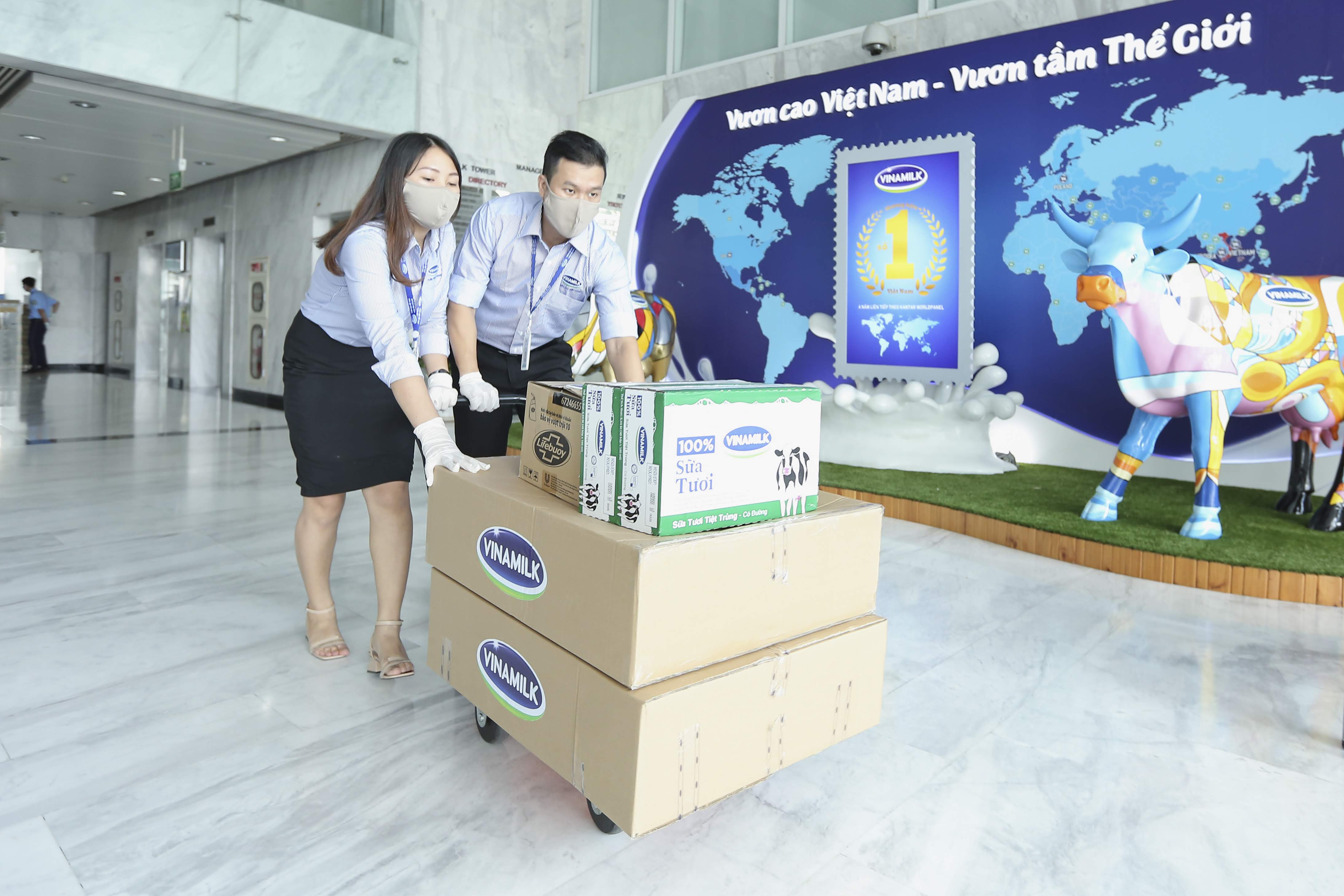 C&aacute;c nh&acirc;n vi&ecirc;n Vinamilk tự tay chuẩn bị c&aacute;c m&oacute;n qu&agrave; để trao tặng đến trẻ em