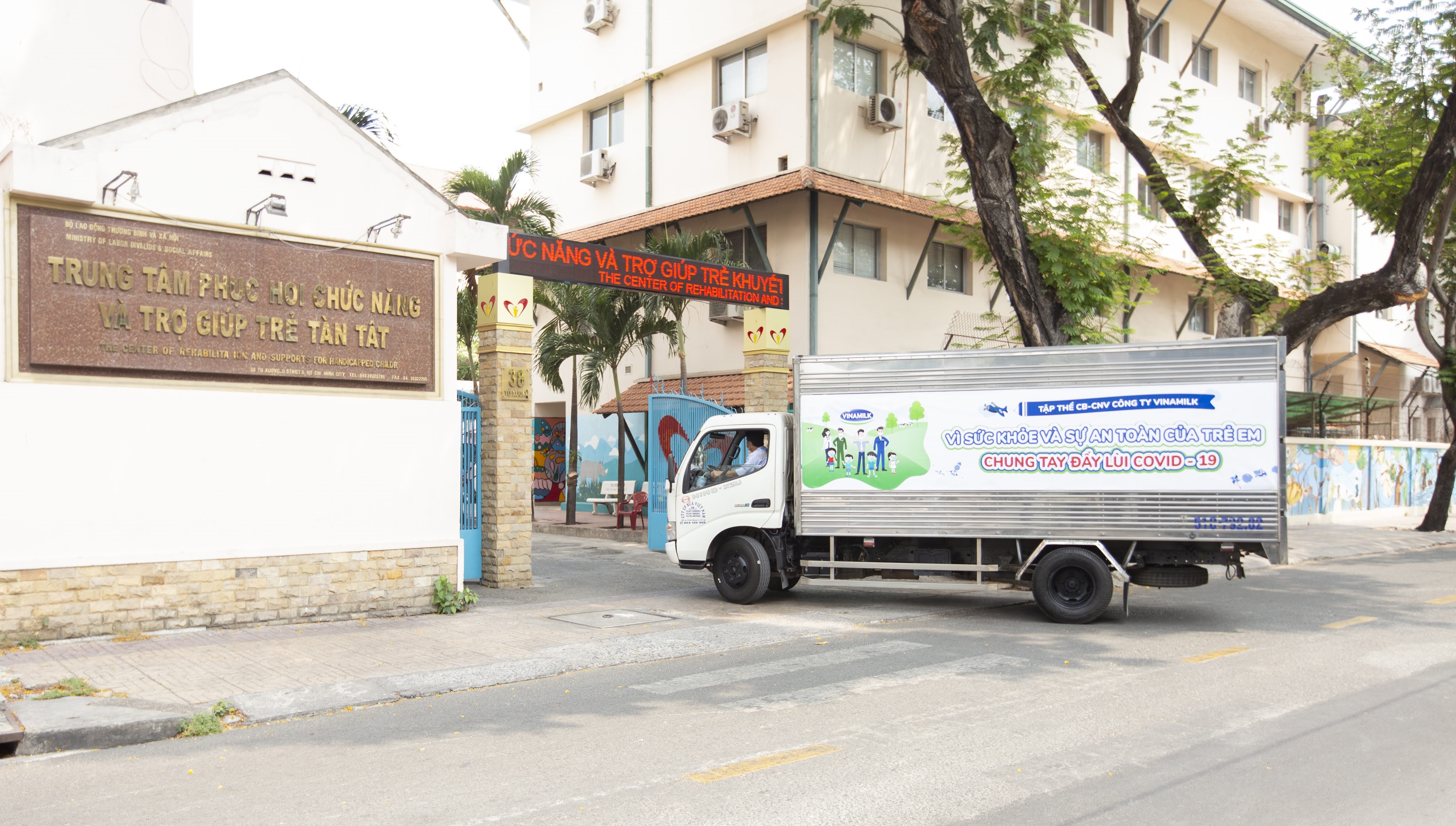Chuyến xe chở nhu yếu phẩm, sữa của Vinamilk đến Trung t&acirc;m Phục hồi chức năng v&agrave; trợ gi&uacute;p trẻ khuyết tật tại TP.HCM, nơi đang nu&ocirc;i dạy hơn 350 trẻ em c&oacute; ho&agrave;n cảnh kh&oacute; khăn
