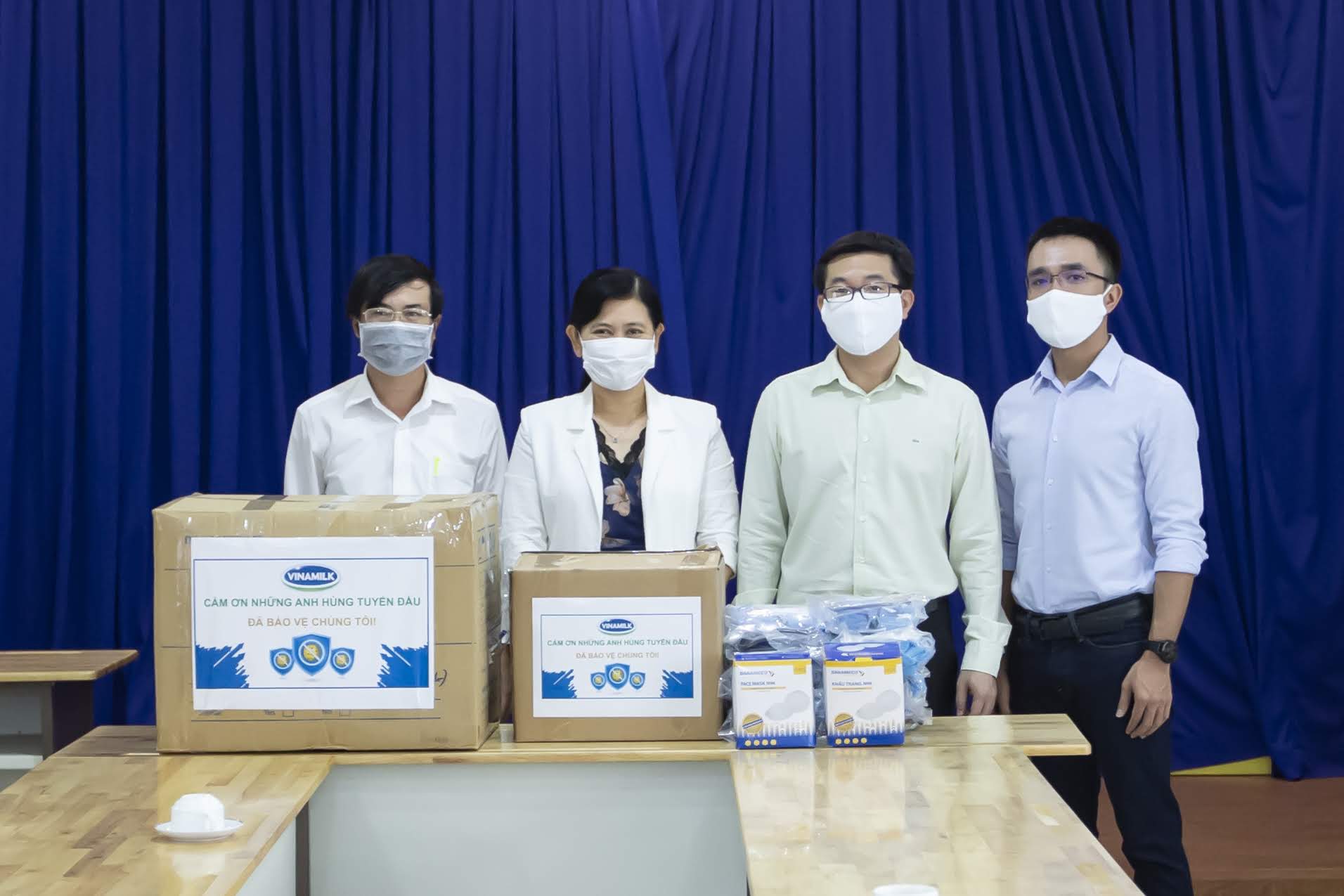 Đại diện Vinamilk thay mặt tập thể nh&acirc;n vi&ecirc;n c&ocirc;ng ty trao tặng 2.000 bộ đồ bảo hộ v&agrave; khẩu trang chuy&ecirc;n dụng cho Sở Y tế TP.HCM
