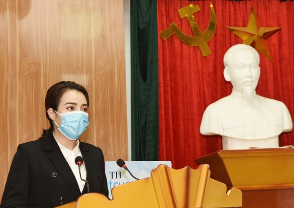 B&agrave; Trần Thị Như Trang - Gi&aacute;m đốc Quỹ V&igrave; Tầm V&oacute;c Việt: &ldquo;TH, BAC A BANK v&agrave; Quỹ V&igrave; Tầm V&oacute;c Việt tặng m&aacute;y thở, mong Nghệ An c&oacute; th&ecirc;m nguồn lực chống dịch&rdquo;