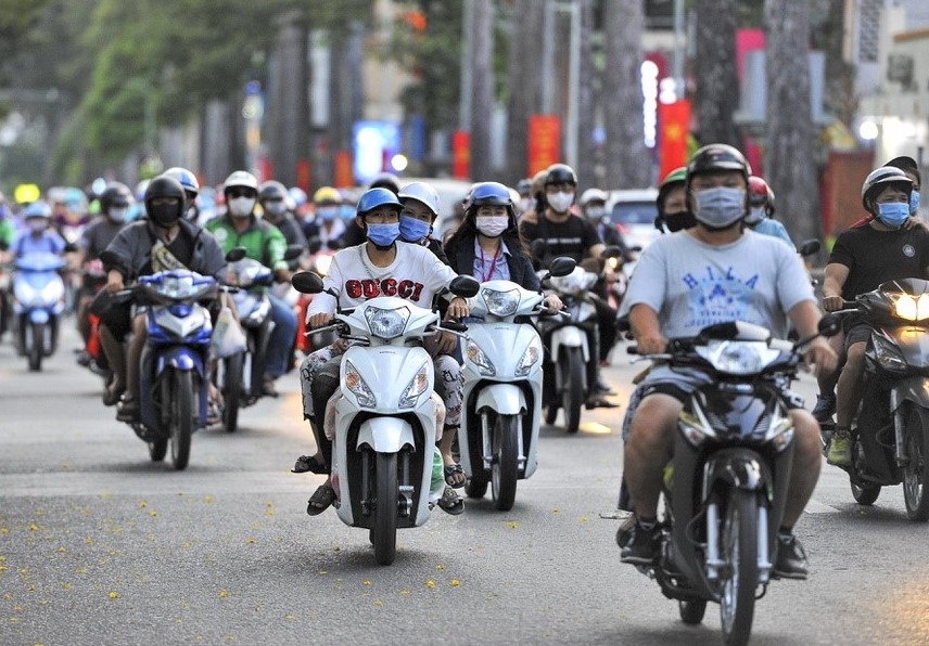 Kh&aacute; đ&ocirc;ng người v&agrave; xe cộ lưu th&ocirc;ng tr&ecirc;n đường Nguyễn Thị Minh Khai, TP Hồ Ch&iacute; Minh. Ảnh IT