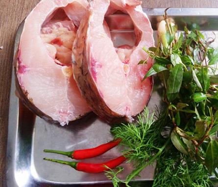 H&ocirc;m nay ăn g&igrave;: Cuối tuần l&agrave;m c&aacute; trắm kho ti&ecirc;u thơm ngon đ&uacute;ng điệu ng&agrave;y mưa r&eacute;t