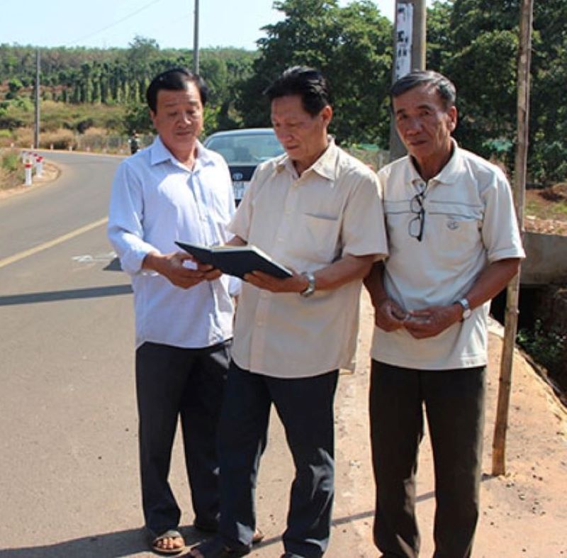 Nhiều NCT ở tỉnh Đồng Nai hiến đất l&agrave;m đường giao th&ocirc;ng n&ocirc;ng th&ocirc;n. Ảnh IT