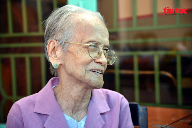 D&ugrave; lớn tuổi nhưng mẹ vẫn xin g&oacute;p c&ocirc;ng sức c&ugrave;ng x&atilde; hội chống dịch COVID-19.