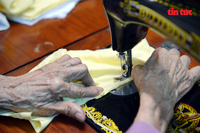 Trước khi may khẩu trang, mẹ đ&atilde; may h&agrave;ng trăm chiếc chăn, mền, bộ quần &aacute;o để tặng cho người ngh&egrave;o ở c&aacute;c tỉnh trong suốt 21 năm qua.
