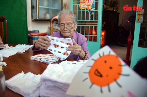 Mẹ Việt Nam anh hùng 97 tuổi may khẩu trang tặng người nghèo chống dịch Covid-19