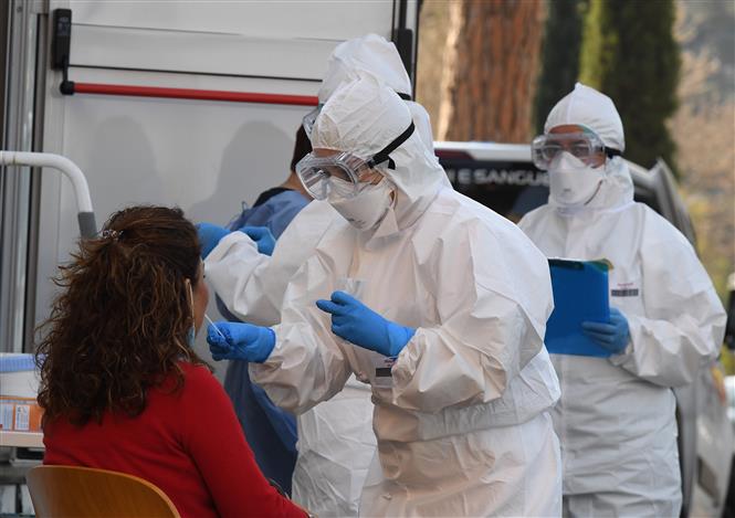 Nh&acirc;n vi&ecirc;n y tế lấy mẫu x&eacute;t nghiệm COVID-19 tại Rome, Italy ng&agrave;y 8/4/2020. Ảnh: THX