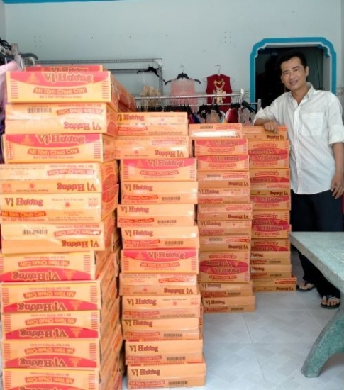 Phường 14, quận Gò Vấp, TP Hồ Chí Minh: Vợ chồng anh Dũng hỗ trợ 200 phần quà cho các hộ dân khó khăn