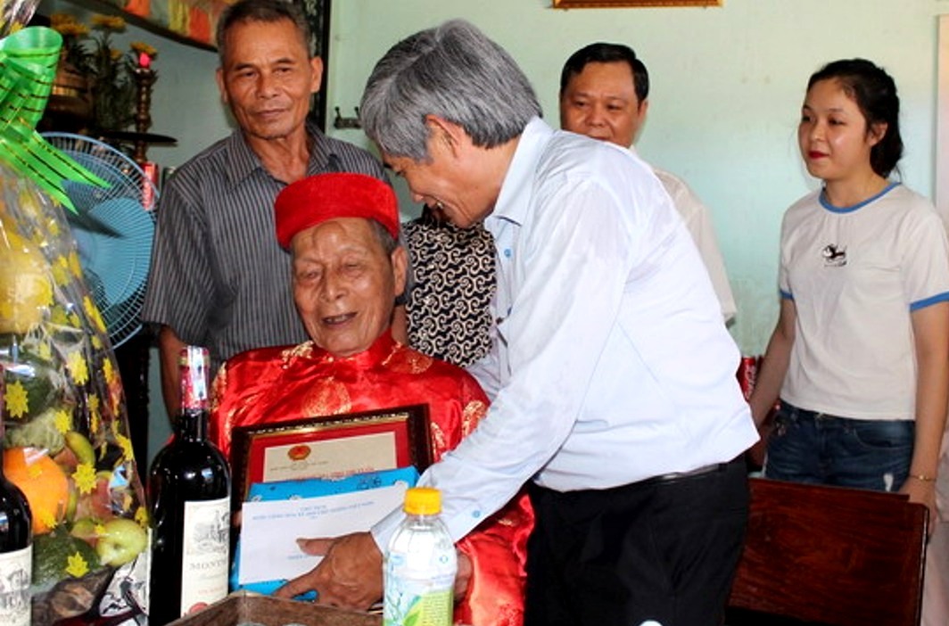 Tặng qu&agrave; ch&uacute;c thọ NCT tỉnh B&igrave;nh Định. Ảnh IT