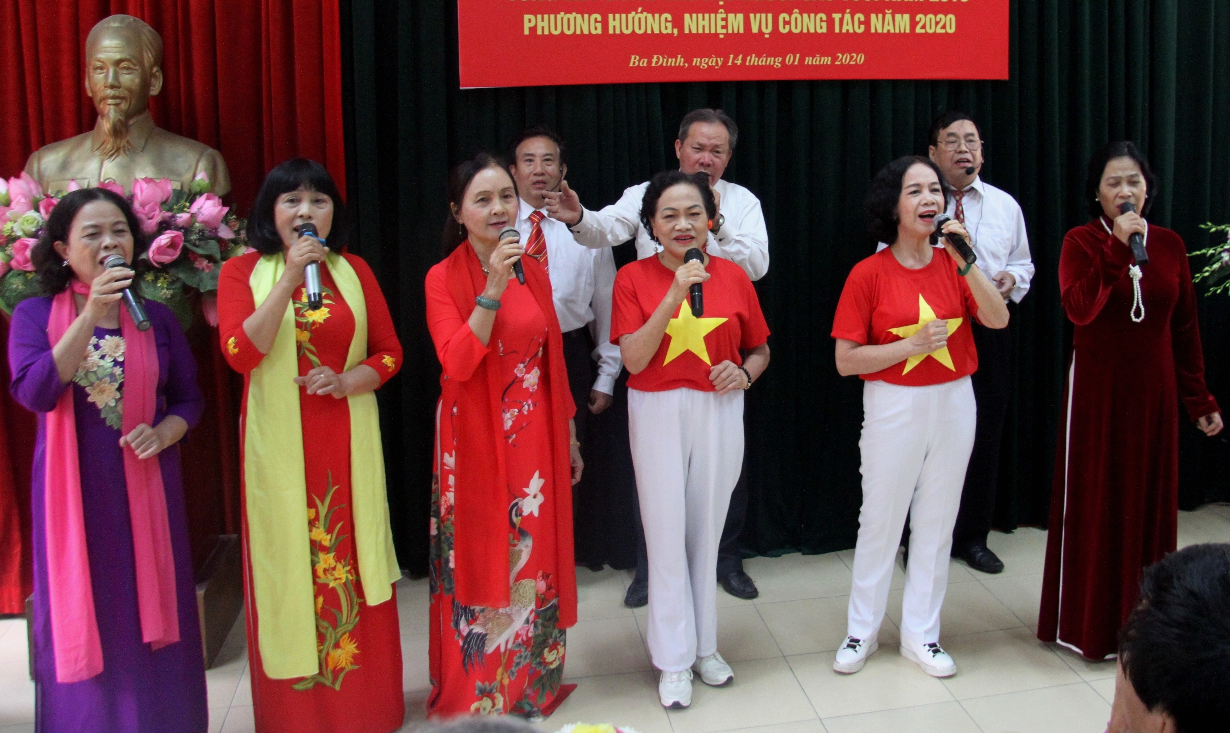 Tiết mục văn nghệ của NCT quận Ba Đ&igrave;nh