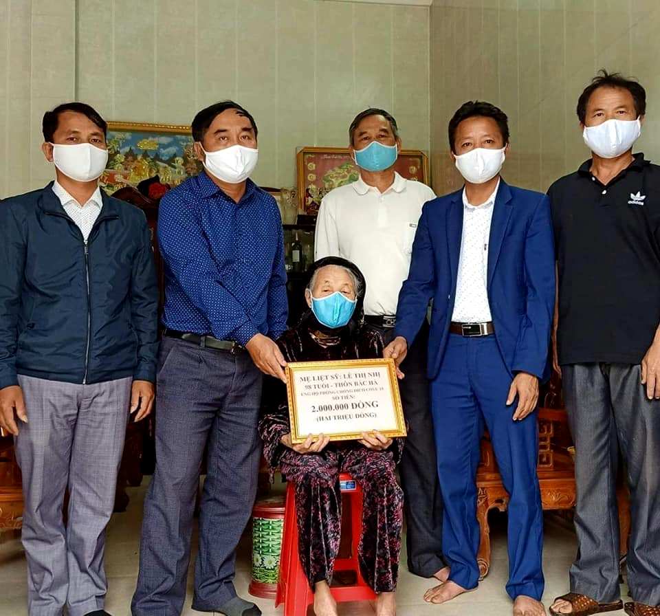 Mẹ liệt sĩ ủng hộ tiền chung tay chống dịch