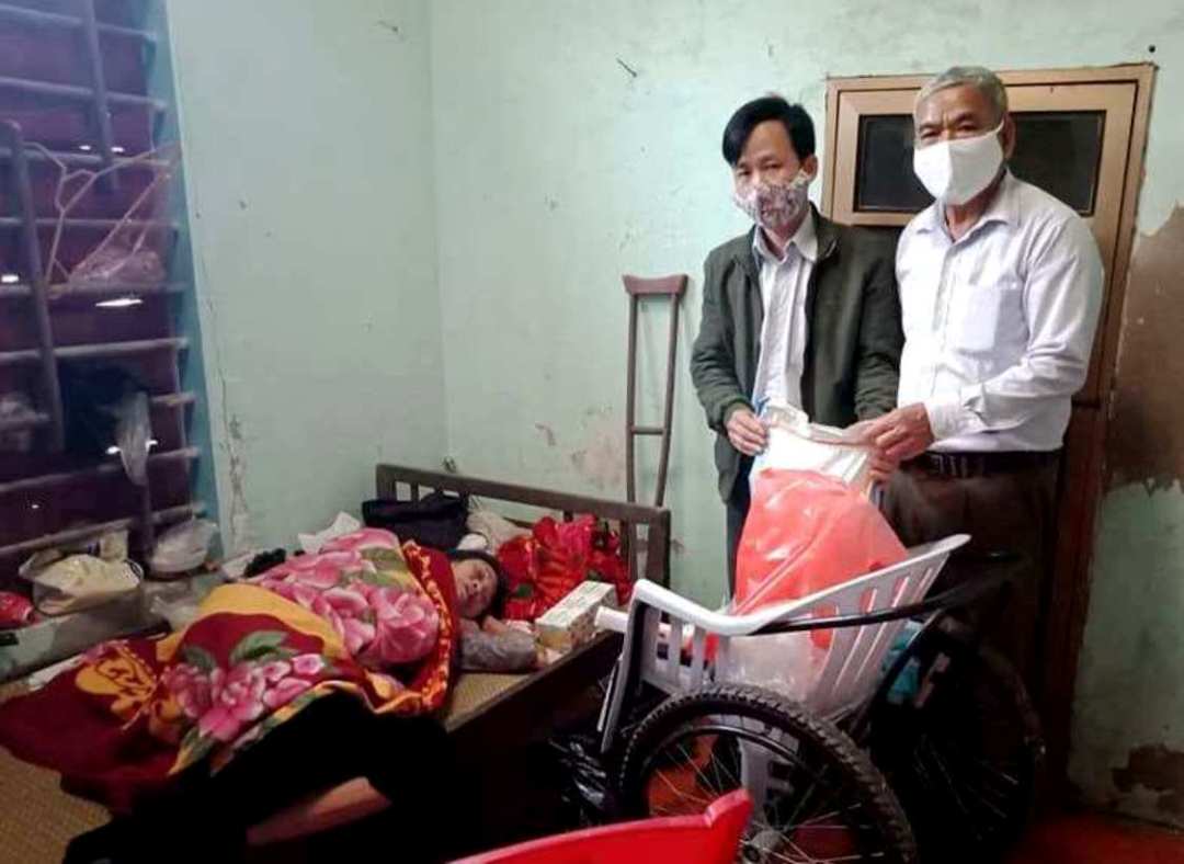 Tặng qu&agrave; NCT c&oacute; ho&agrave;n cảnh kh&oacute; khăn huyện Hương Sơn trong m&ugrave;a dịch