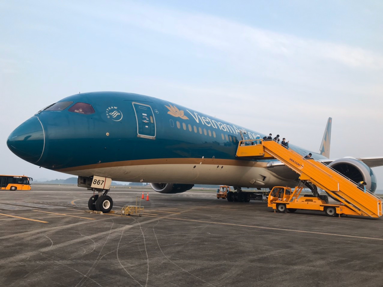 Chuyến bay từ Anh hạ c&aacute;nh xuống s&acirc;n bay V&acirc;n Đồn l&uacute;c 5h30