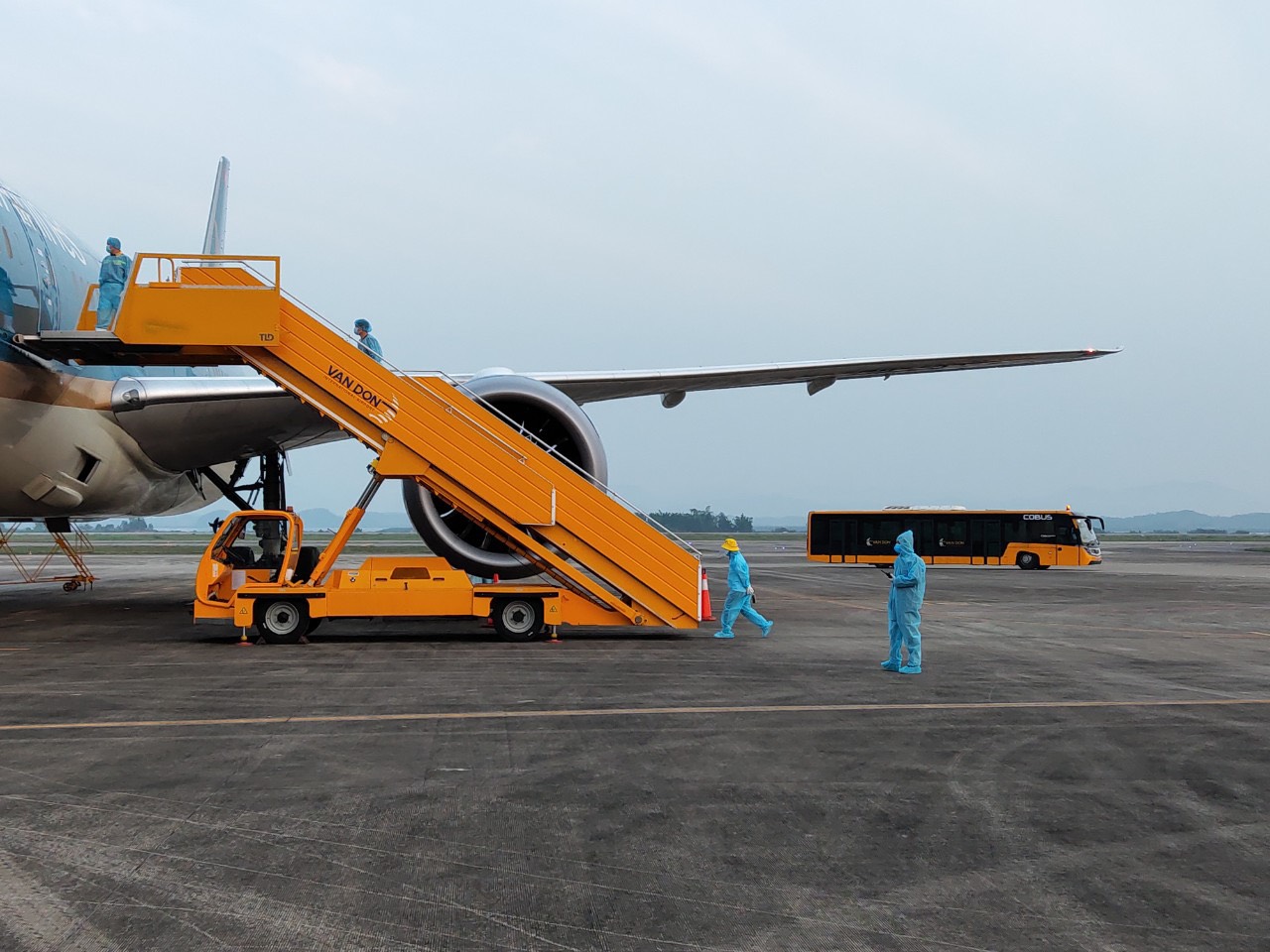 Nh&acirc;n vi&ecirc;n s&acirc;n bay V&acirc;n Đồn lu&ocirc;n sẵn s&agrave;ng phục vụ c&aacute;c chuyến bay về từ v&ugrave;ng dịch