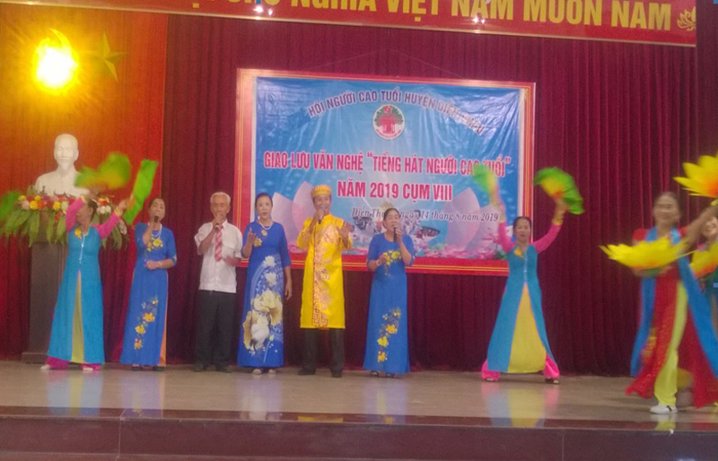 &Ocirc;ng Cao Đức Đồng (thứ 3 tr&aacute;i sang) tham gia Văn nghệ &ldquo;Tiếng h&aacute;t NCT huyện Diễn Ch&acirc;u năm 2019&rdquo;.