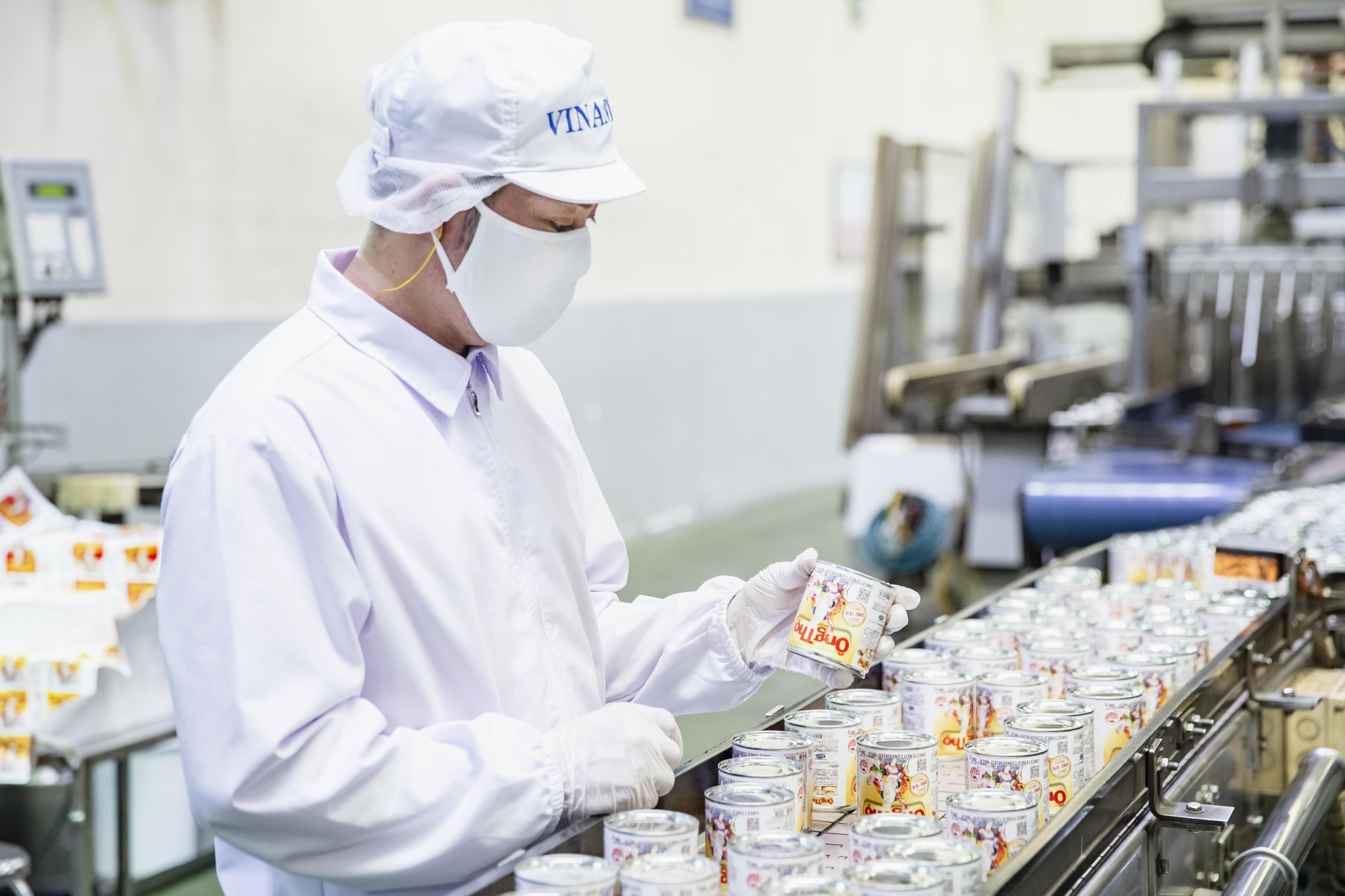 D&acirc;y chuyền sản xuất l&ocirc; sản phẩm sữa đặc xuất khẩu tại Nh&agrave; m&aacute;y sữa Thống Nhất (Vinamilk)