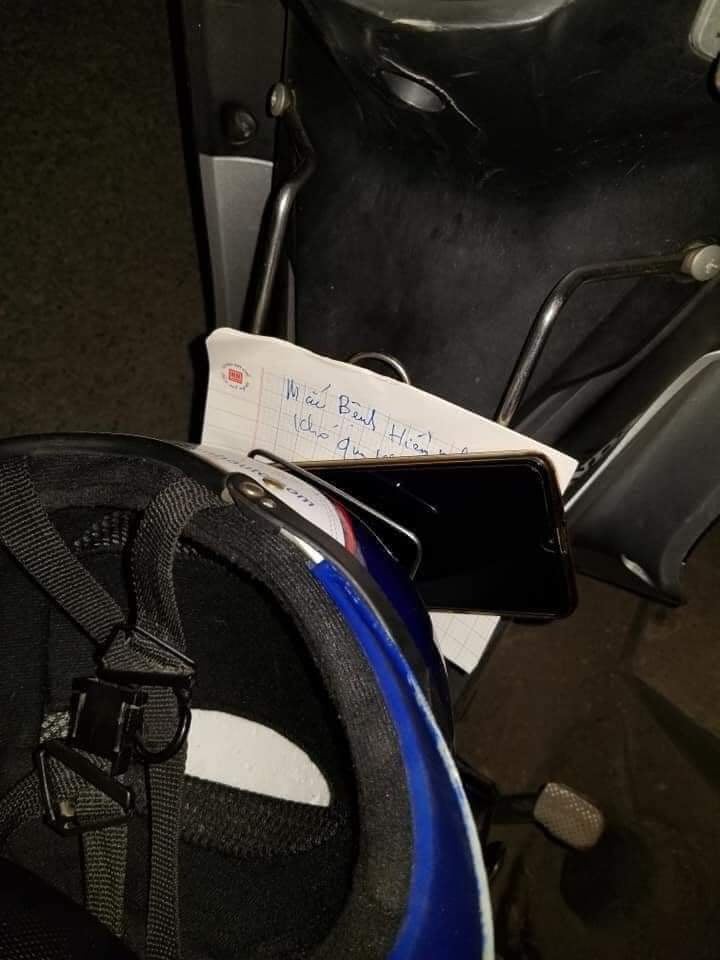 Thư tuyệt mệnh anh G. cài tr&ecirc;n xe máy. (Ảnh: Quách Du)