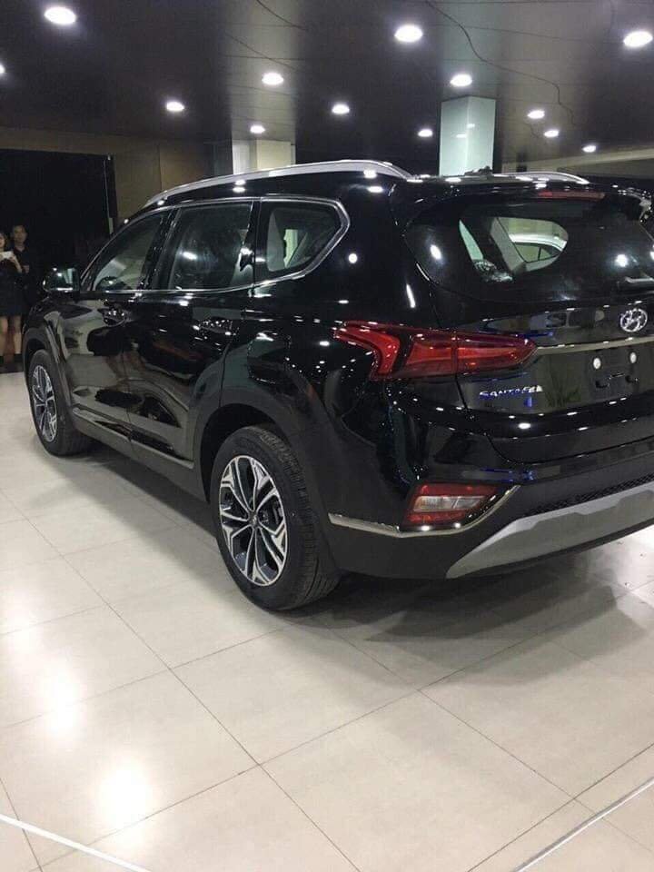 Từ khi ra mắt đ&ecirc;́n nay, m&acirc;̃u HuyndaiSantaFe chưa bao giờ bán dưới giá ni&ecirc;m y&ecirc;́t. (Ảnh: Q.H)